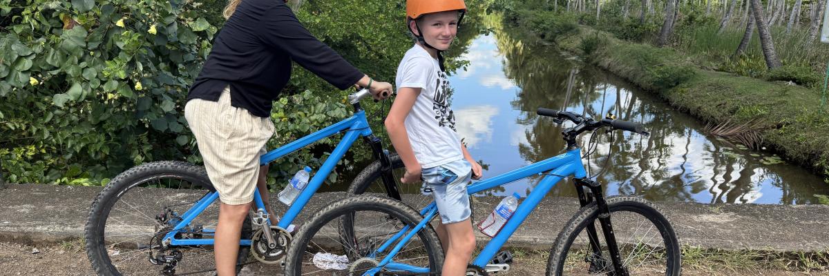 Na kole mezi rýžovými poli