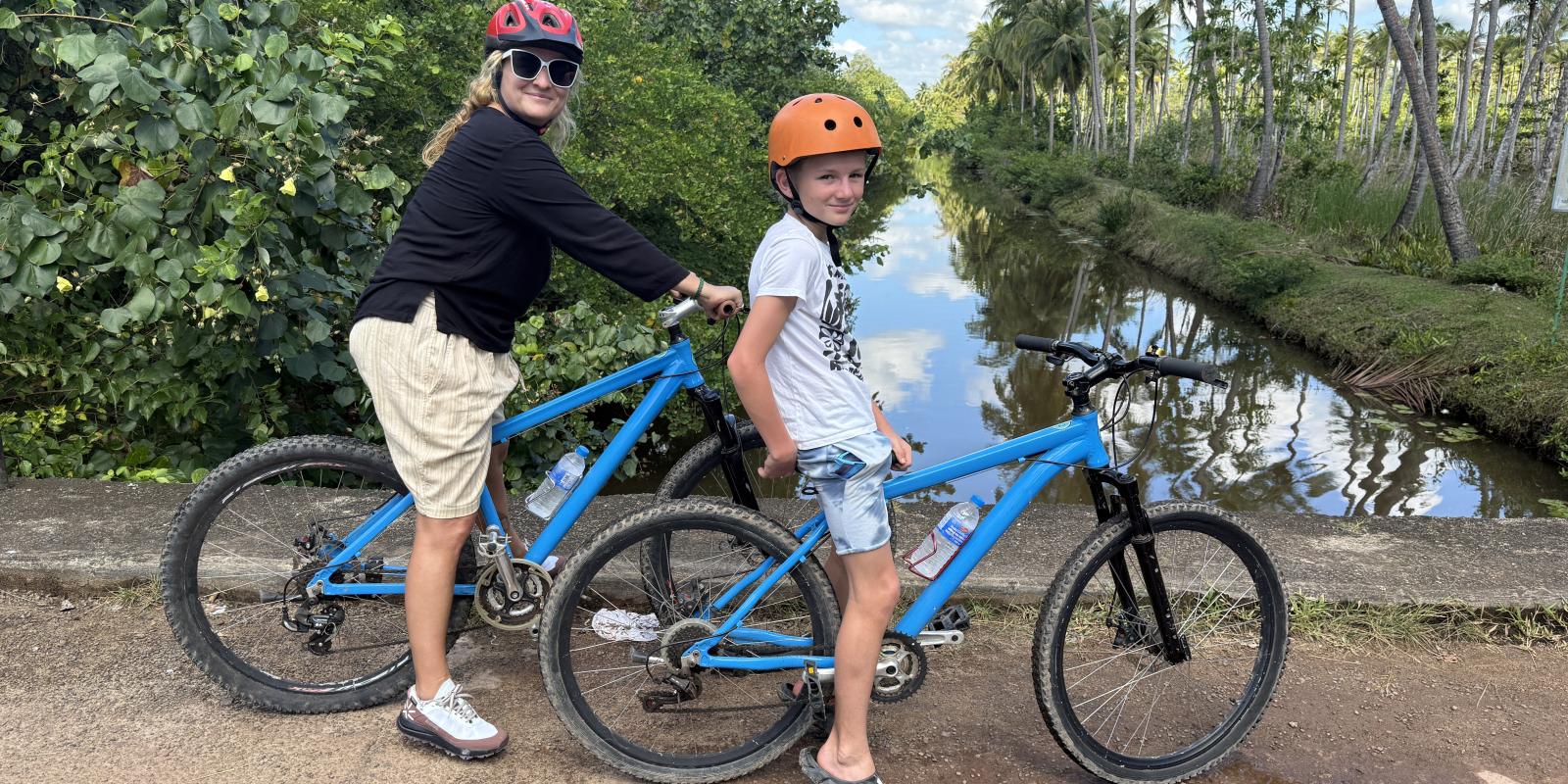 Na kole mezi rýžovými poli